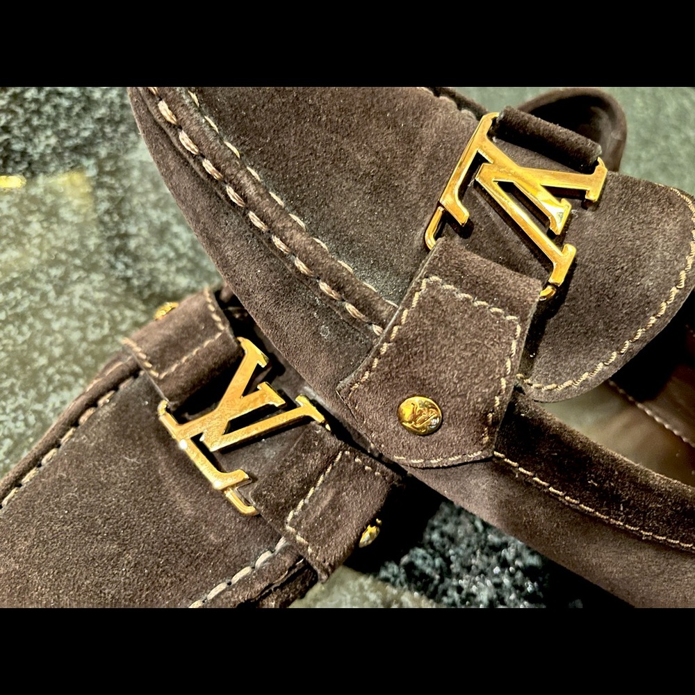 authentic Louis Vuitton driving shoes size 38.5 in a gorgeous chocolate suede.